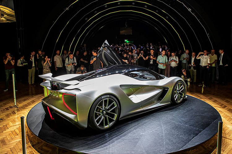 Theo Lotus, Evija có thể đạt tổng công suất tối đa lên tới 2.000 PS (1.471kW) nhờ 4 mô-tơ điện đặt ở mỗi bánh xe, mỗi chiếc mạnh gần 368kW.