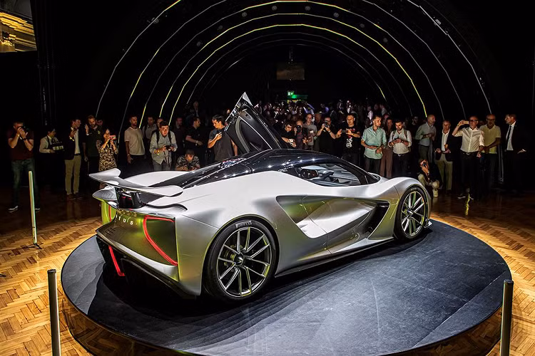 Theo Lotus, Evija có thể đạt tổng công suất tối đa lên tới 2.000 PS (1.471kW) nhờ 4 mô-tơ điện đặt ở mỗi bánh xe, mỗi chiếc mạnh gần 368kW.