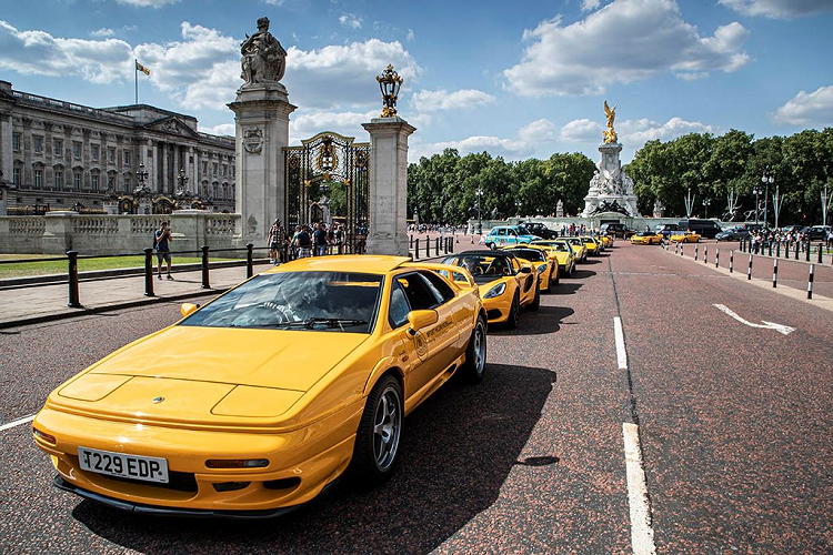 Bên ngoài khuôn viên tòa nhà nơi Evija được giới thiệu, Lotus cũng đem dàn xe 12 chiếc toàn bộ đều có ngoại thất màu Vàng - màu đặc trưng của thương hiệu và đoàn xe diễu hành trên một số tuyến đường ở trung tâm London.