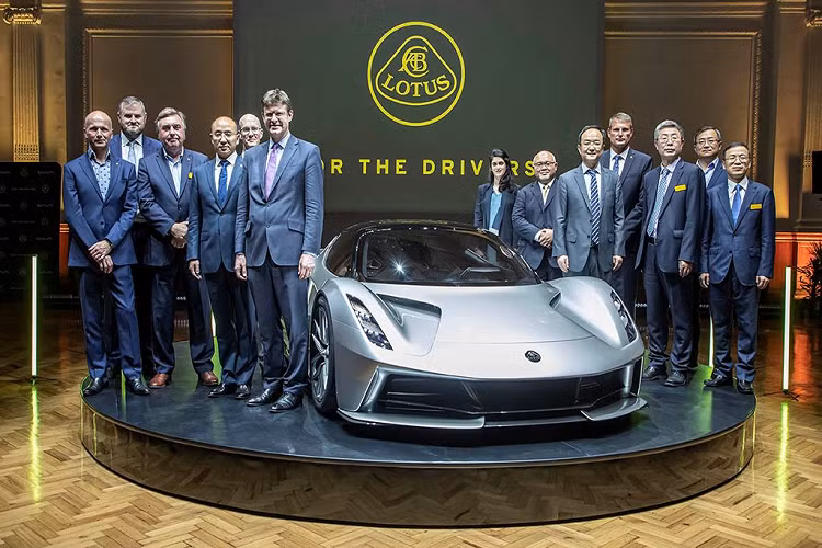 Tại sự kiện ra mắt toàn cầu ngày 17/7 ở London, Anh quốc, Lotus đã trình làng mẫu siêu xe hoàn toàn chạy điện EV hypercar Lotus Evija mới có công suất tới 2.000PS - mẫu xe mà hãng tuyên bố là mạnh nhất thế giới hiện nay, tính với những mẫu xe thương mại sản xuất hàng loạt.