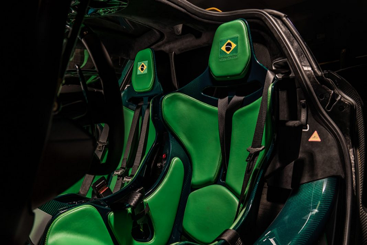 Đầu tiên, ta có Mclaren Senn XP “Home Victory”. Chiếc Senna này được xây dựng theo hình ảnh quốc kỳ Brazil, quê hương của Ayrton Senna cũng như nơi mà ông giành được chiến thắng đầy kịch tính.