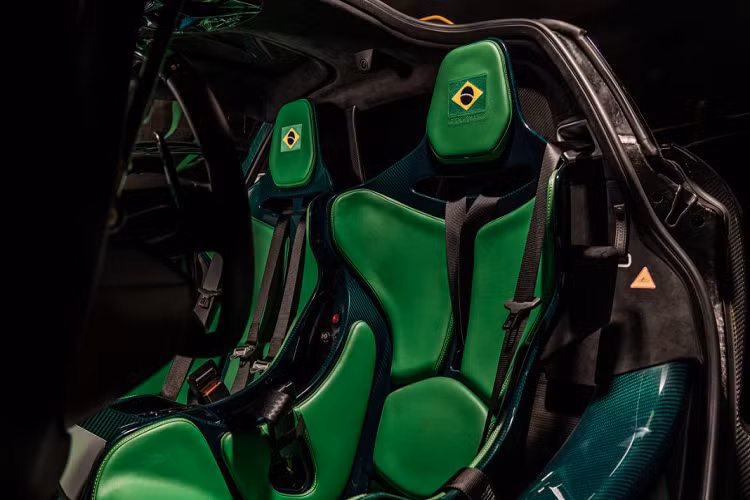 Đầu tiên, ta có Mclaren Senn XP “Home Victory”. Chiếc Senna này được xây dựng theo hình ảnh quốc kỳ Brazil, quê hương của Ayrton Senna cũng như nơi mà ông giành được chiến thắng đầy kịch tính.