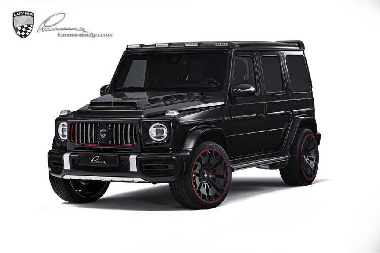 Đầu tiên, nhà độ đã trang bị cho chiếc siêu SUV Mercedes-AMG G63 địa hình trứ danh một loạt các chi tiết từ sợi carbon như nắp capo mới, tấm trần với nhiều đèn LED, ốp gương chiếu hậu, tay nắm cửa, cản sau và ốp bánh sơ cua.
