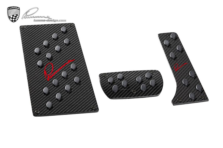 Và tất nhiên không thể không kể tới bộ ốp góc trước và sau, bộ vây bên, cụm ốp bánh xe hầm hố… tạo nên vẻ dữ dằn cho phiên bản Mercedes-AMG G63 này.