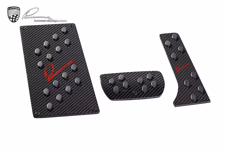 Và tất nhiên không thể không kể tới bộ ốp góc trước và sau, bộ vây bên, cụm ốp bánh xe hầm hố… tạo nên vẻ dữ dằn cho phiên bản Mercedes-AMG G63 này.