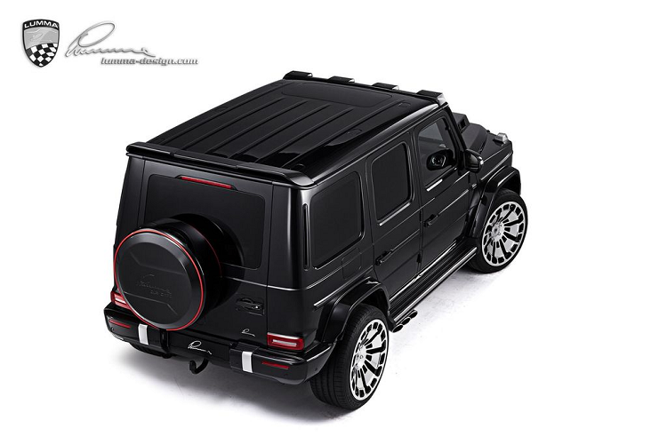 Ngoại thất chiếc xe Mercedes-AMG G63 2019 độ này được tô điểm bởi các điểm nhấn đỏ trên cụm lưới tản nhiệt mới và bộ mâm rèn 22 hoặc 23-inch, tạo một kiểu phối màu cực “ngầu” cho chiếc xe.