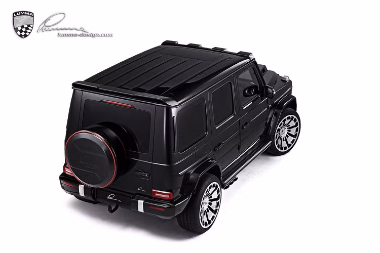 Ngoại thất chiếc xe Mercedes-AMG G63 2019 độ này được tô điểm bởi các điểm nhấn đỏ trên cụm lưới tản nhiệt mới và bộ mâm rèn 22 hoặc 23-inch, tạo một kiểu phối màu cực “ngầu” cho chiếc xe.