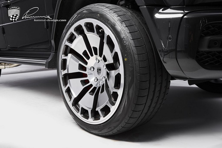 Bộ bàn đạp từ carbon với các lốp cao su chống trượt nhỏ hay hệ hống xả đen hoặc mạ crom cũng là nét nổi bật của bản độ này.