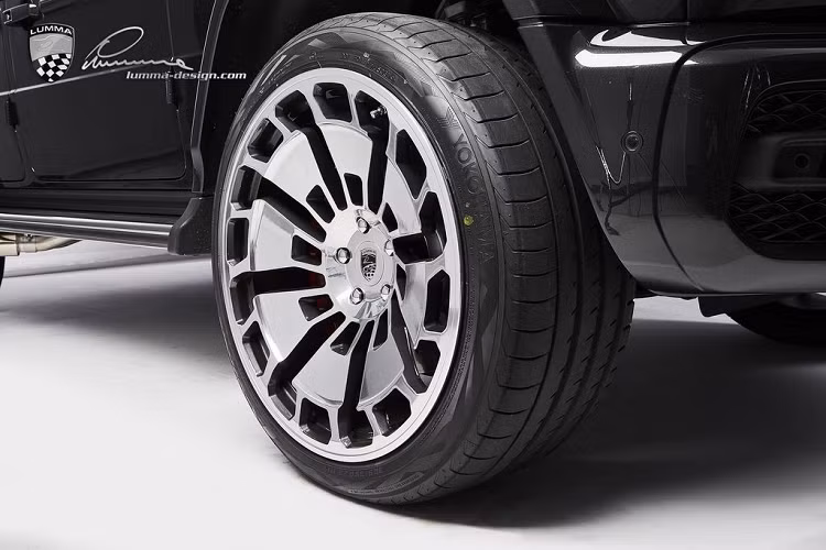 Bộ bàn đạp từ carbon với các lốp cao su chống trượt nhỏ hay hệ hống xả đen hoặc mạ crom cũng là nét nổi bật của bản độ này.