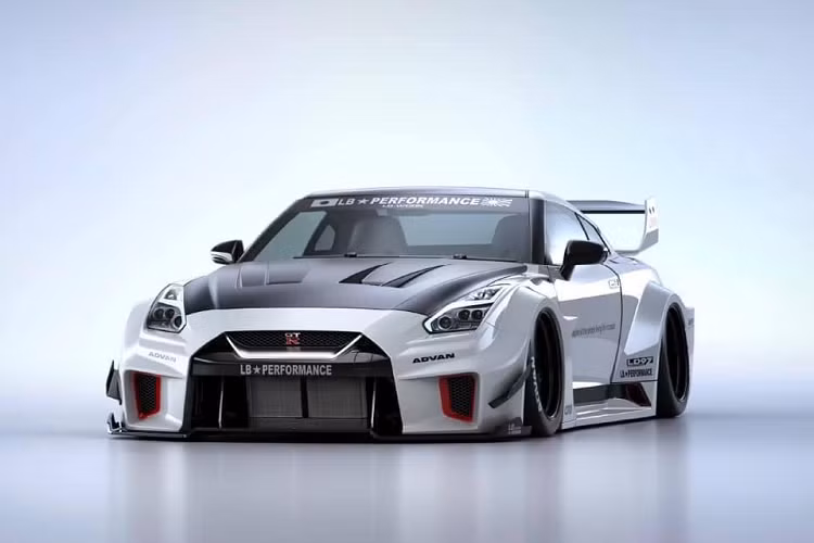 Lần này, mẫu xe được hãng độ Liberty Walk nâng cấp là xe thể thao Nissan GT-R, một chiếc xe rất được ưa chuộng, gói độ này có tên LB Silhouette WORKS GT 35GT-RR, và nó sẽ chính thức xuất hiện lần đầu tại sự kiện Tokyo Auto Salon 2020.