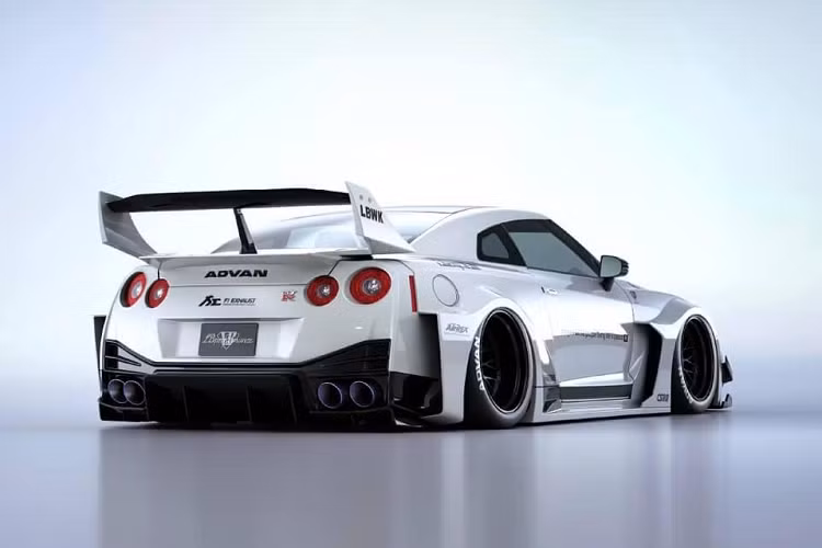 Giống với hai bản độ trước đây, gói nâng cấp mới dành cho “con cưng” Nissan GT-R độ Liberty Walk sẽ sỡ hữu bộ thân rộng nhưng sẽ không được thực hiện bằng việc cắt thân xe và bắt ốc như trước đây. Với những sản phẩm thộc dòng LB Silhouette WORKS, phần thân xe sẽ được thay mới bằng những mảnh body kit thân rộng thay vì phải cắt và bắt ốc lên như trước.