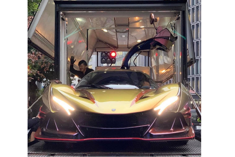 Mỗi chiếc Apollo IE hoàn toàn mới đều được trang bị hệ thống chữa cháy tích hợp đầy đủ có thể kích hoạt bằng tay, bảo vệ cả buồng lái và cả khoang động cơ. Xe sẽ đi kèm hai hệ thống phanh được “thửa” riêng gồm phanh gốm – carbon Brembo được sử dụng để đi phố và phanh thép AP Racing được sử dụng cho đường đua.