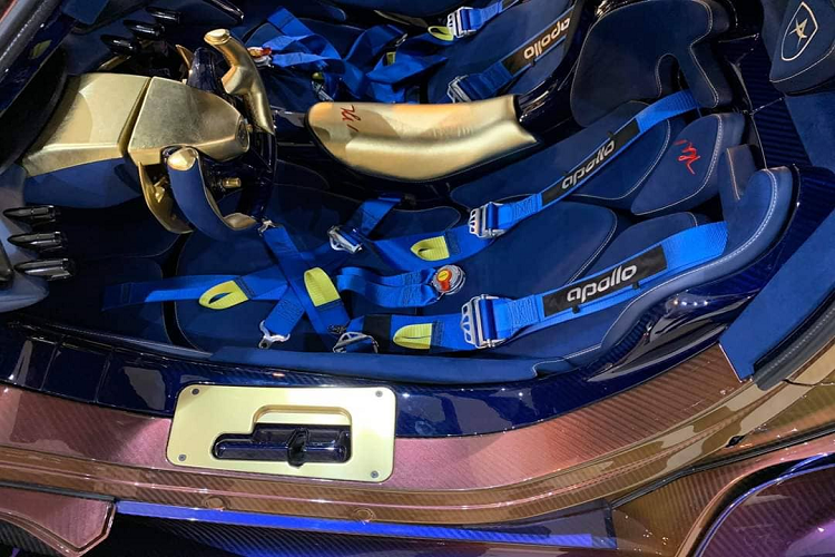 Với sự kết hợp này, màu ngoại thất của xe được Apollo đặt tên là Chameleon Aerowana Gold Carbon Fiber. Xe được trang bị mâm năm chấu kép, sơn đen bóng với ốc khóa tâm màu đỏ. Logo “ML” của chủ nhân được đặt ngay tại phần cánh gió ngay sau bánh xe trước.