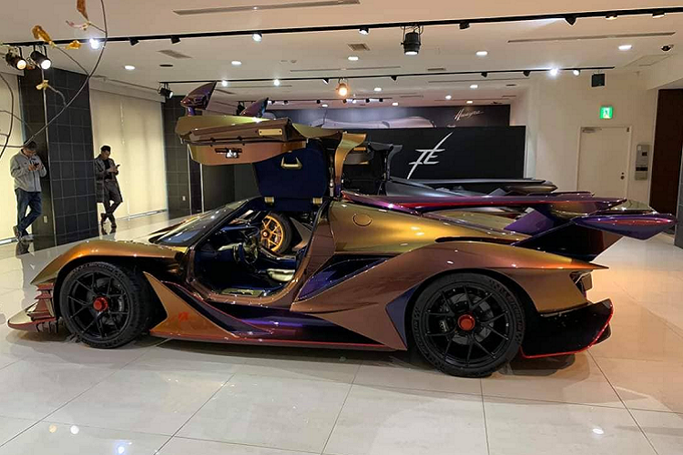 Lấy cảm hững từ hình ảnh “rồng vàng”, lớp áo bằng sợi carbon bên ngoài của xe vì thế sở hữu nét ánh vàng làm điểm nhấn. Xen kẽ với phần thân xe màu vàng là những chi tiết bằng sợi carbon màu tím, tạo nên cánh gió cỡ lớn phía sau, khuếch tán gió dưới gầm, hốc gió phía trước và hai bên hông xe.