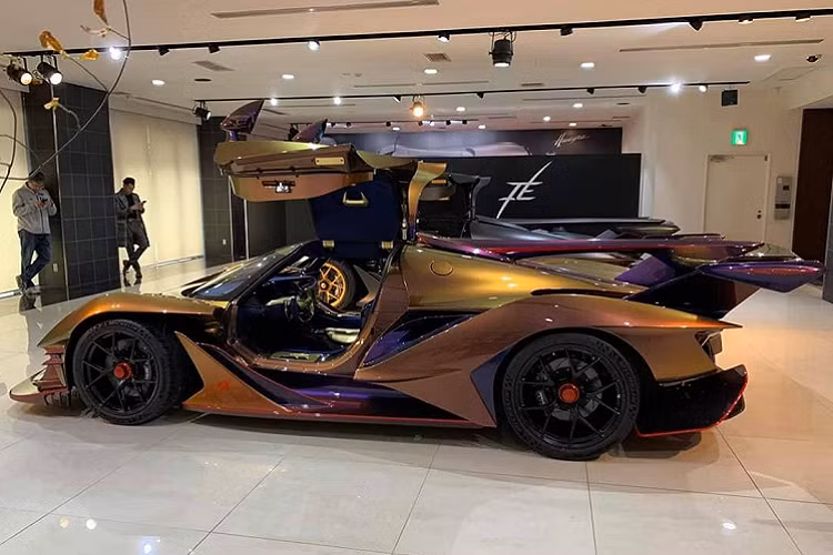 Lấy cảm hững từ hình ảnh “rồng vàng”, lớp áo bằng sợi carbon bên ngoài của xe vì thế sở hữu nét ánh vàng làm điểm nhấn. Xen kẽ với phần thân xe màu vàng là những chi tiết bằng sợi carbon màu tím, tạo nên cánh gió cỡ lớn phía sau, khuếch tán gió dưới gầm, hốc gió phía trước và hai bên hông xe.