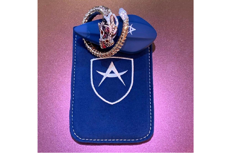 Khoang nội thất bên trong được Apollo thiết kế lấy cảm hững từ nội thất của những chiếc xe trong phim khoa học viễn tưởng tương lai. Ghế ngồi dạng ghế đua cố định được làm bằng sợi carbon và đặt các miếng đệm bọc da màu đen lên trên, kết hợp cùng chỉ khâu tương phản màu vàng. Vô-lăng của IE được thiết kế viễn tưởng, sơn vàng và bọc da với logo Apollo chính giữa. Xe đưuọc trang bị tiêu chuẩn đai an toàn đa điểm.