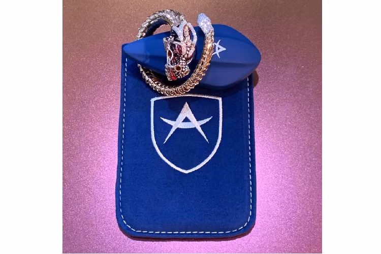 Khoang nội thất bên trong được Apollo thiết kế lấy cảm hững từ nội thất của những chiếc xe trong phim khoa học viễn tưởng tương lai. Ghế ngồi dạng ghế đua cố định được làm bằng sợi carbon và đặt các miếng đệm bọc da màu đen lên trên, kết hợp cùng chỉ khâu tương phản màu vàng. Vô-lăng của IE được thiết kế viễn tưởng, sơn vàng và bọc da với logo Apollo chính giữa. Xe đưuọc trang bị tiêu chuẩn đai an toàn đa điểm.