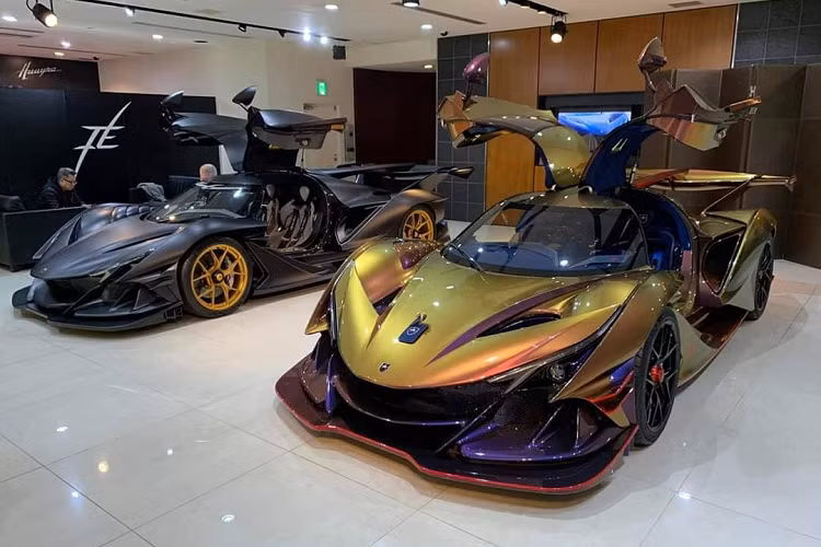Apollo cho biết hãng chỉ sản xuất 12 chiếc Intensa Emozione, trong đó bao gồm cả hai chiếc nguyên mẫu phục vụ cho việc phát triển xe. Tất cả 10 chiếc còn lại đều đã tìm được chủ nhân, giá xe Apollo IE khởi điểm từ 2,71 triệu USD.