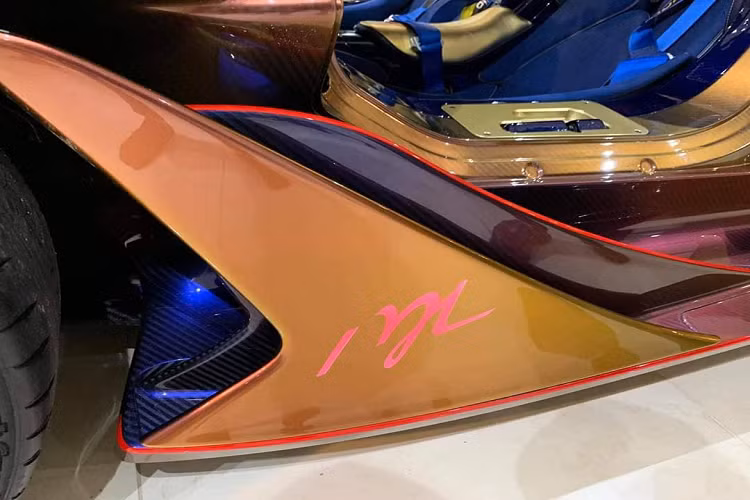 Ở phiên bản thương mại, Apollo IE sẽ sở hữu khung gầm bằng sợi carbon hoàn toàn mới được hợp tác phát triển với HWA AG và Capricorn Group. Không những thế, nhiều chi tiết khác trên xe cũng được áp dụng các vật liệu nhẹ và bền đạt chuẩn của FIA dành cho phân khúc xe đua LMP2. HWA cũng đã giúp phát triển pin nhiên liệu carbon – Kevlar được tích hợp trực tiếp vào bộ khung monocoque.