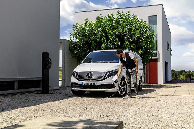 Giống như bản concept, EQV sẽ được bán với một mô-tơ điện ở cầu trước có công suất 201 mã lực và mô-men xoắn 362Nm. Động cơ này đồng thời cũng là máy phát điện tận dụng động năng khi giảm tốc để sạc lại pin. Trên đường thẳng, chiếc xe có thể đạt tốc độ tối đa 160km/h. Khối pin lithium-ion của EQV được đặt ở bên dưới sàn xe, có dung tích 90kWh và hoàn toàn không ảnh hưởng tới không gian trong nội thất.