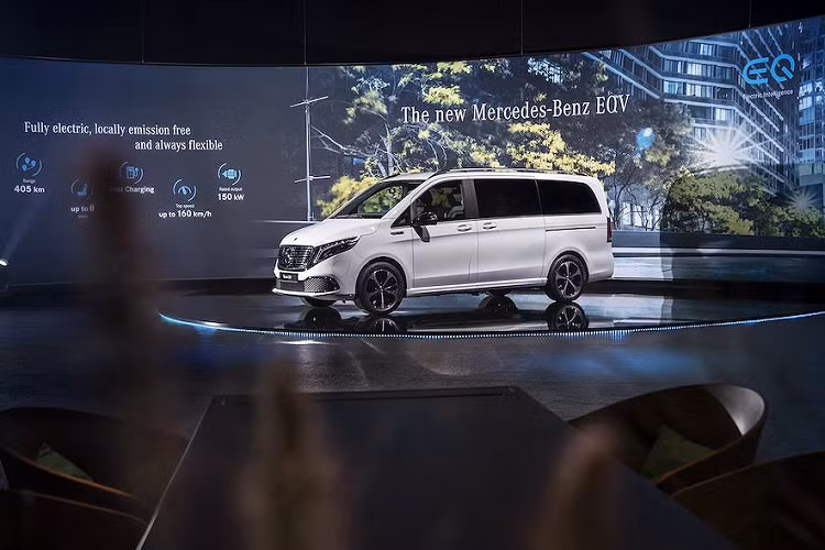 Tầm hoạt động tối đa theo công bố của Mercedes mỗi lần sạc đầy pin là 405km. EQV được tích hợp bộ sạc công suất 11 hoặc 110kW - trong đó bộ sạc mạnh hơn chỉ mất 45 phút để nạp đầy từ 10-80% pin. Được sản xuất tại Vitoria - Tây Ban Nha trên cùng một dây chuyền với chiếc Vito và V-Class thường, xe điện Mercedes EQV sẽ được trưng bày lần đầu tiên tại triển lãm Frankfurt vào tháng 9 tới.
