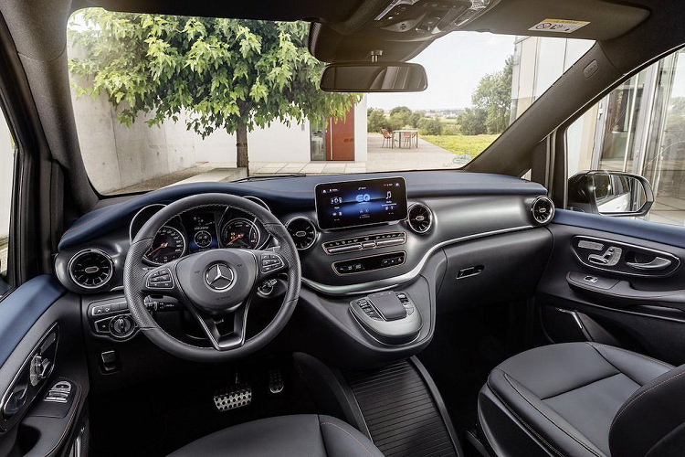 Khi chuyển từ dạng concept thành xe thương mại, Mercedes đã thay đổi khá nhiều thiết kế của EQV. Điểm chung với phiên bản ý tưởng của chiếc xe ngày hôm nay chỉ bao gồm phần thân thừa hưởng từ V-Class cùng thiết kế mâm 5 cánh, hình dáng đèn pha và mặt ca-lăng trước.