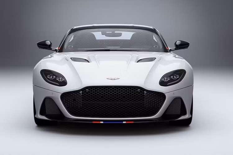 Logo Concorde được dập nổi và in khéo léo ở ghế ngồi, thông số máy bay được in sau tấm che nắng phía trước hay logo dập nổi ngay trên đai an toàn, lẫy chuyển số bằng titan được làm từ lưỡi máy nén của Concorde, các tấm ốp đặc biệt, phù hiệu khóa dây an toàn làm từ nhôm rắn và thảm sàn độc đáo.... tất cả đều mang tới vẻ đẹp hoàn mỹ và sự sang trọng có thừa cho siêu phẩm Anh Quốc.