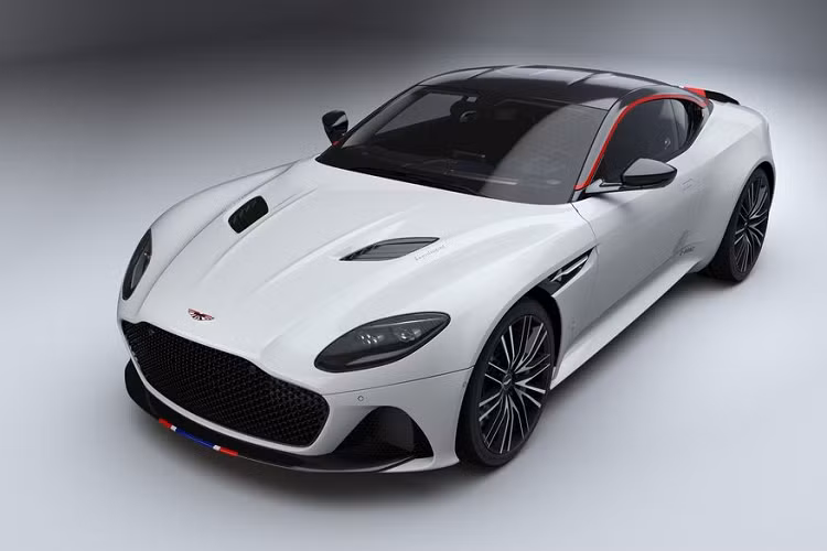 Được ủy quyền bởi Aston Martin Bristol, xe tự hào có một số tính năng độc đáo ở bên ngoài, ví dụ như màu sắc của British Airways được áp dụng cho các bộ phận khác nhau, mái bằng sợi carbon màu đen với đồ họa hình bóng của máy bay phản lực, logo 'Speedmarque' ở cánh trước và Huy hiệu chữ Q trên logo cánh chim của Martin Martin với một lớp men màu đen.