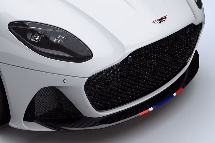 Về truyền động, Aston Martin DBS Superleggera Concorde vẫn sử dụng khối động cơ V12 tăng áp kép dung tích 5.2L như phiên bản tiêu chuẩn, khối động cơ này tạo ra công suất 715 mã lực và 900 Nm mô-men xoắn cực đại.
