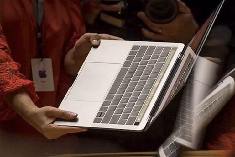 Viet Nam chinh thuc cam mang Macbook Pro len may bay