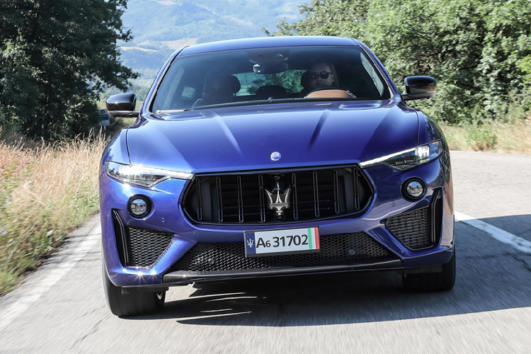 Lưới tản nhiệt kiểu mới và logo đinh ba “siêu ngầu” trên cột C.