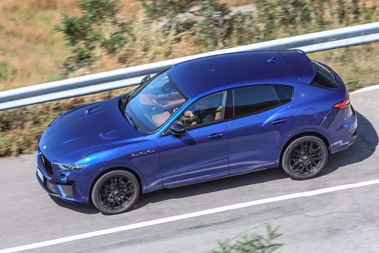 Levante Trofeo đạt công suất 572 mã lực (582 mã lực ở các thị trường ngoài châu Âu), có thể tăng tốc từ 0-100 km/h trong khoảng 4 giây mặc dù trọng lượng của xe lên đến 2,17 tấn. Ferrari chưa có xe SUV, vì thế Levante Trofeo là một lựa chọn rất đáng cân nhắc cho khách hàng vừa yêu Ferrari, vừa yêu nước Italy.