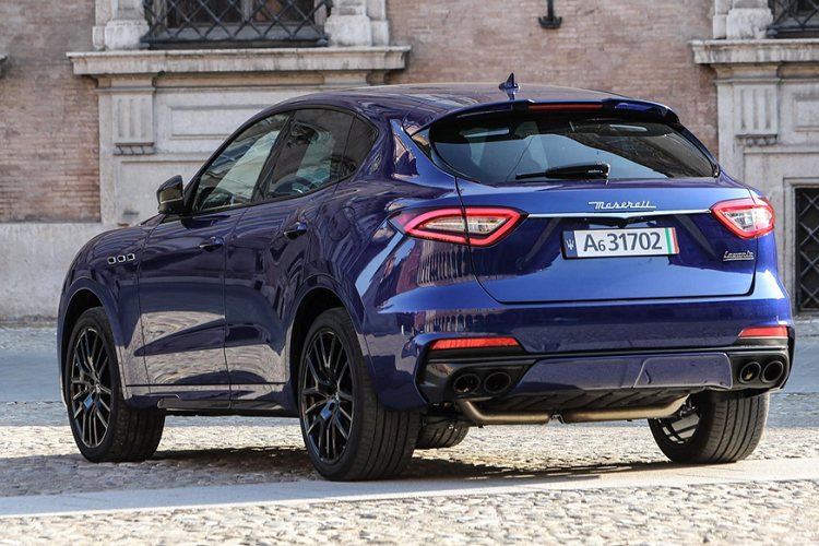 Xe sở hữu khối động cơ V8 turbo kép 3.799 cc, công suất cực đại 572 mã lực tại vòng tua máy 6.250 vòng/phút, mô-men xoắn tối đa 730 Nm. Xe tăng tốc từ 0-100 km trong 4,1 giây, tốc độ tối đa 298 km/h. Giá xe Maserati Levante Trofeo bán ra từ 140.000 USD tại thị trường châu Âu (tương đương khoảng 3,3 tỷ đồng).