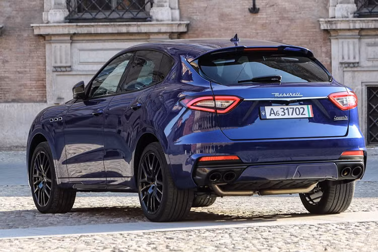 Xe sở hữu khối động cơ V8 turbo kép 3.799 cc, công suất cực đại 572 mã lực tại vòng tua máy 6.250 vòng/phút, mô-men xoắn tối đa 730 Nm. Xe tăng tốc từ 0-100 km trong 4,1 giây, tốc độ tối đa 298 km/h. Giá xe Maserati Levante Trofeo bán ra từ 140.000 USD tại thị trường châu Âu (tương đương khoảng 3,3 tỷ đồng).