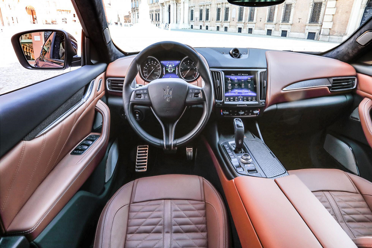 Nội thất của Levante Trofeo được thiết kế lại với bộ ghế kiểu mới được bọc da tự nhiên Pieno Fiore, các chi tiết trang trí carbon mờ, các nút điều chỉnh và công tắc nhôm. Màn hình giải trí của xe là màn hình cảm ứng kích thước 8,3 inch, dàn âm thanh 17 loa Bowers &amp; Wilkins.