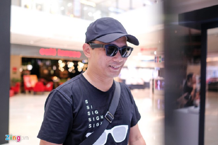 Do có mức âm lượng vừa đủ nên thiết bị sẽ không ảnh hưởng đến những người xung quanh. Model này phù hợp với những người hay lái xe vì nó vừa là một chiếc kính vừa có thể phát được nhạc. Model này có giá 6 triệu đồng. 