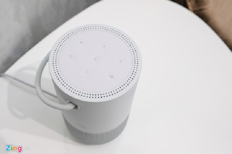 Thiết bị có các nút bấm ở trên đỉnh cho phép người dùng điều chỉnh tăng, giảm âm lượng hay kích hoạt chế độ ra lệnh bằng giọng nói. Portable sử dụng 2 củ loa phát âm thanh theo 2 hướng ngược nhau, mang đến âm lượng lớn. Model này đang được bán với giá 9,5 triệu đồng. Thiết bị cạnh tranh với Harman Kardon Cites 300 (giá 10,5 triệu đồng) hay Bose SoundTouch 20 (giá 8,9 triệu đồng).