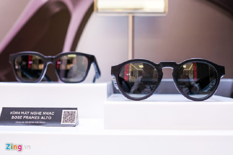Mẫu kính mát Bose Frames sở hữu ngoại hình như một chiếc kính mát bình thường. Model này có 2 tùy chọn gọng kính vuông và tròn. Tuy nhiên, do được tích hợp hệ thống loa ở 2 bên nên 2 càng kính khá to.