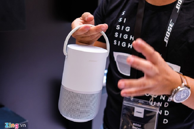Bên cạnh mắt kính và tai nghe trùm đầu, Bose còn giới thiệu loa di động Portable. Đây là mẫu loa thông minh tích hợp trợ lý ảo Alexa và Google Assistant. Loa có hình trụ đứng, vỏ ngoài được làm từ nhôm phay xước.