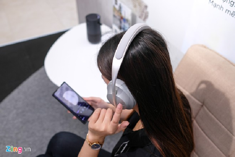 Để tăng, giảm âm lượng trên tai nghe, người dùng chỉ cần vuốt lên, xuống ở tai phải. Trong khi đó, người dùng vuốt trái, phải để chuyển và trở về bài hát. Theo Bose, thiết bị có thể nghe liên tục 20 giờ. 