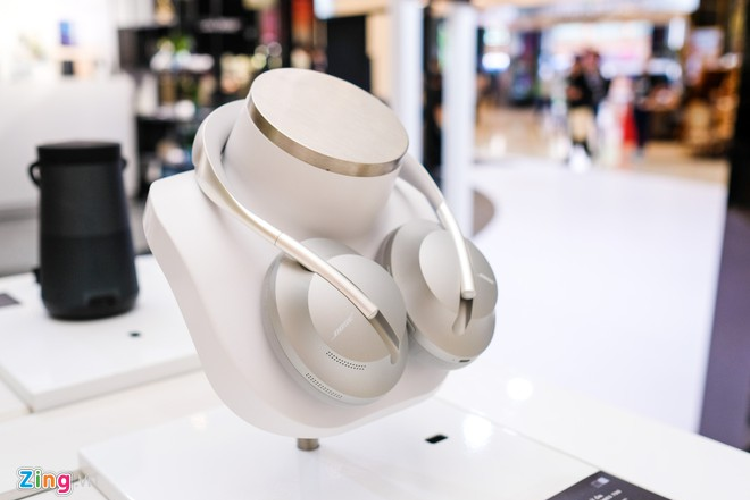 Headphones 700 là mẫu tai nghe khử ồn mới nhất của Bose. So với bản tiền nhiệm, thiết bị có kiểu dáng đơn giản hơn do được loại bỏ nhiều phím cứng điều khiển. 
