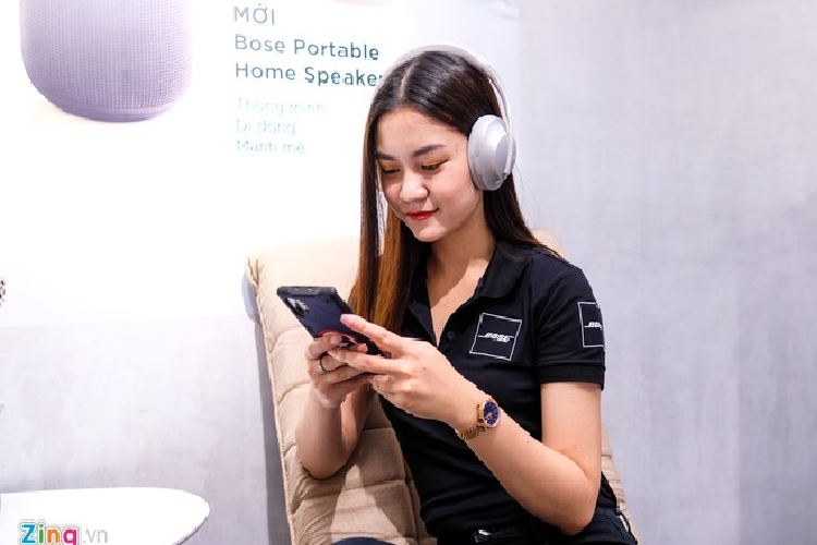 Khả năng chống ồn của Headphones 700 khá tốt. Khi tôi mang tai nghe trong môi trường phòng lớn với nhiều người nói chuyện, âm thanh xung quanh giảm khoảng 70%. Khi bật âm lượng khoảng 50%, gần như tôi không nghe thấy các tiếng ồn xung quanh. Sản phẩm có giá 11 triệu đồng. 