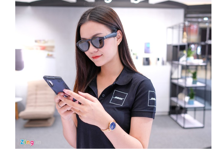 Cảm giác mang kính phát nhạc Bose Frames có phần nặng hơn so với những chiếc kính mát bình thường nhưng không quá đáng kể. Khi phát nhạc, âm lượng của thiết bị cho ra ở mức trung bình. Tôi vẫn có thể nghe được khoảng 40% âm thanh xung quanh.