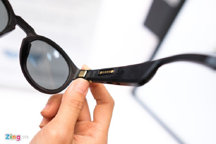 Bên càng kính phải có phím nguồn. Người dùng có thể nhận, ngắt cuộc gọi, phát, dừng nhạc hoặc kích hoạt Siri và Google Assistant bằng phím chuyên dụng này.