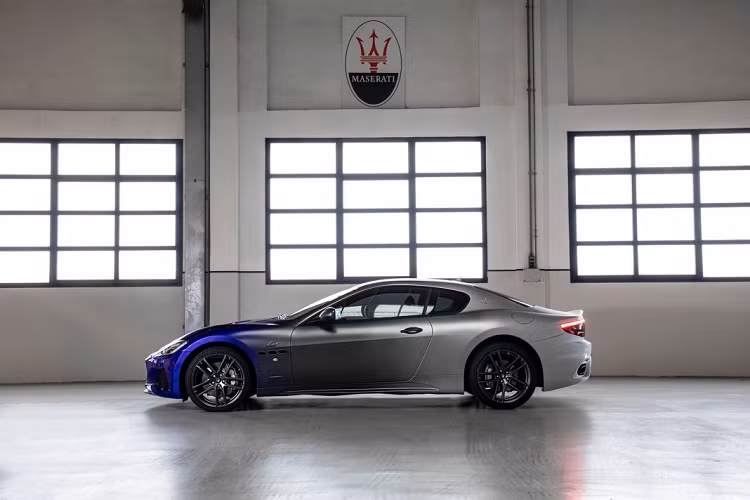 Với sự can thiệt của Centro Stile Maserati, chiếc GT xuất hiện với ngoại thất ba tông màu độc đáo. Đầu tiên, màu sơn truyền thống Maserati Blue được thể hiện ở đầu xe trước khi dần chuyển sang màu xám với hiệu ứng “metallugic” trước khi được chuyển hoàn toàn sang màu sáng mờ phía sau.