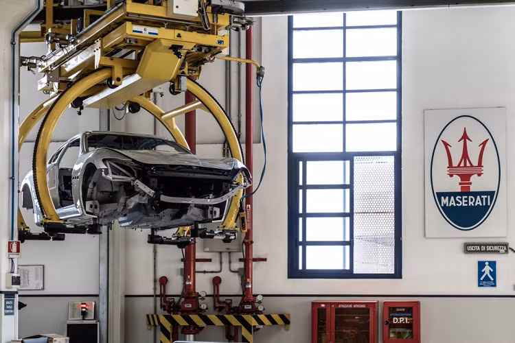 Nói về tương lai, hãng xe sang Maserati đang nâng cấp nhà máy của mình tại Modena nhằm chào đón sự xuất hiện của một mẫu siêu xe thể thao sẽ có mặt và sản xuất tại đây vào năm 2021. Chiếc xe này sẽ sử dụng động cơ điện và sở hữu những công nghệ đậm chất “nghệ thuật” của ngành công nghiệp ô-tô nước Ý.