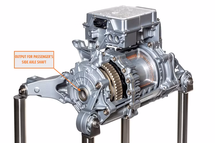 Động cơ, hộp số và máy biến tần Inverter được Porsche gọi chung là “mô-đun cầu sau”. Nhắc lại một chút: nhiệm vụ của máy biến tần là chuyển đổi dòng điện 1 chiều từ pin thành điện xoay chiều để động cơ sử dụng. Hợp kim nhôm được dùng cho phần lớn linh kiện tạo nên “mô-đun cầu sau”, khiến cân nặng của cả cụm chỉ dừng ở mức 170 kg, gần xấp xỉ trọng lượng của 1 chiếc động cơ đốt trong tiêu chuẩn.