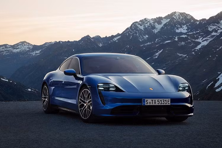 Điểm khác biệt của mẫu xe điện hoàn toàn mới nhà Porsche là hiệu năng kể trên không bị giảm sau 10 lần chạy thử liên tục. Trên thực tế, đã có nhà báo tăng tốc chiếc Taycan từ 0 lên 200 km/h 26 lần liền tục, và chiếc xe điện này rất ổn định, lần nào cũng chạm mốc 200 km/h trong vòng dưới 10 giây! Nếu như bạn thường xuyên tìm hiểu về xe hơi chạy điện thì sẽ thấy sự ổn định về mặt hiệu năng của Porsche Taycan là vô cùng ấn tượng.