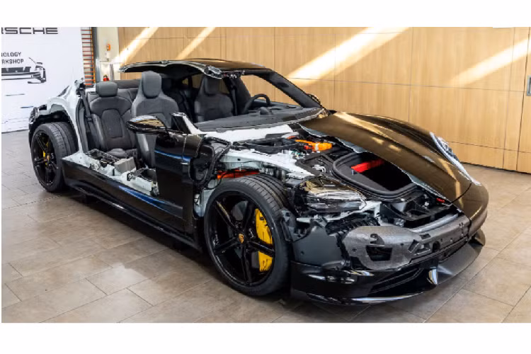 Chưa dừng lại ở đó, cả hai mẫu Taycan Turbo và Taycan Turbo S đều có tính năng “overboost” trong vòng 2,5 giây, cho phép Taycan Turbo đạt công suất tối đa tức thì 670 mã lực, 850 Nm, trong khi Taycan Turbo S đạt 750 mã lực, 1.050 Nm! Với sức mạnh khủng khiếp này, Taycan Turbo có thể đạt vận tốc 96 km/h từ vị trí đứng yên chỉ trong 3.0 giây tròn, trong khi Taycan Turbo S chỉ cần 2,6 giây.