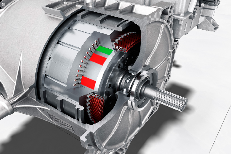 Vùng từ trường này xoay đồng bộ với từ trường mà phần khung Stator, tạo ra động năng. Động cơ Tesla sử dụng các cuộn dây đồng thay vì nam châm vĩnh cửu – đây là thiết kế truyền thống hơn so với động cơ PMSM của Porsche Taycan. Vậy tại sao 2 nhà sản xuất này lại sử dụng 2 kiểu thiết kế động cơ điện khác nhau?